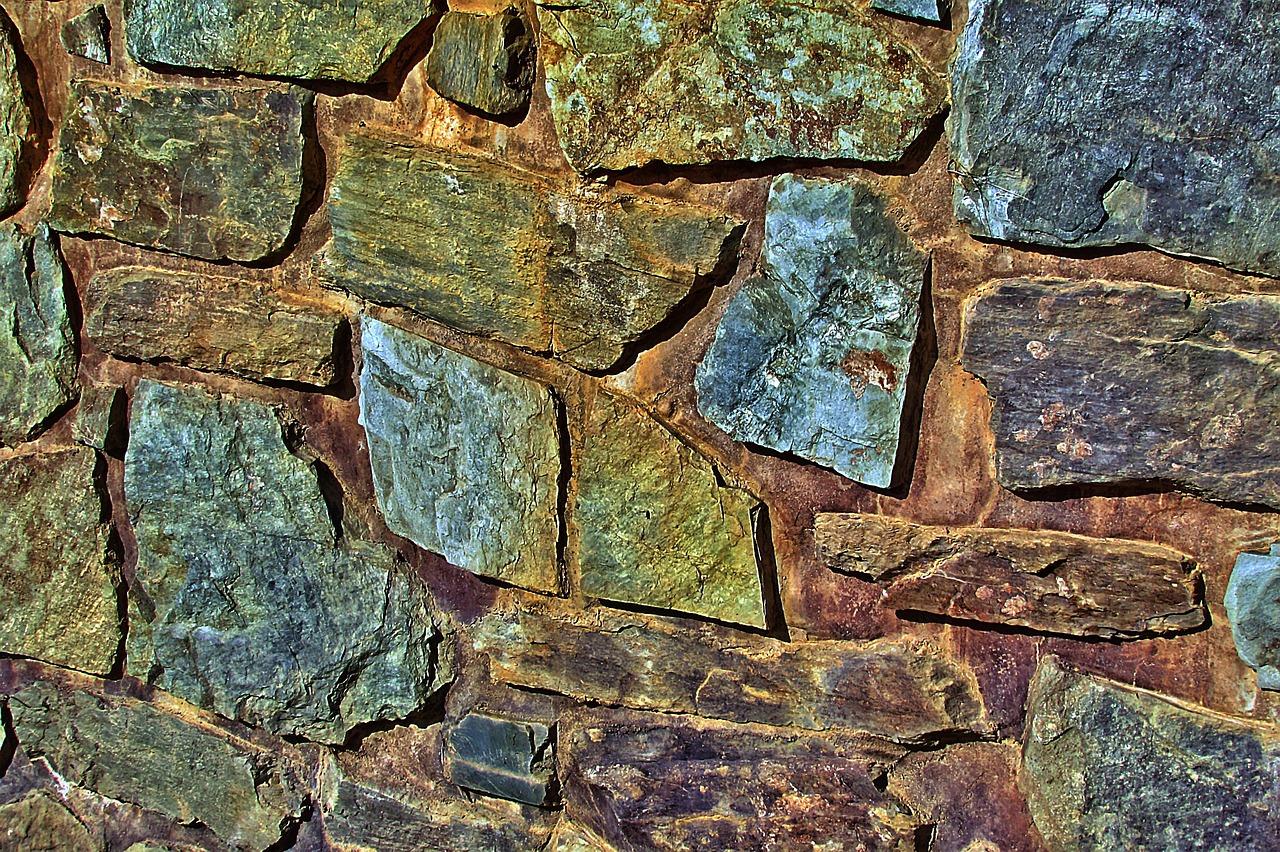 A wall of natural stones fitted together